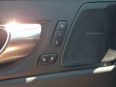 2023 Volvo XC60 Ultimate Dark Theme