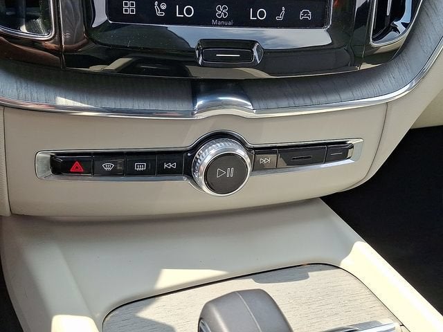 2024 Volvo XC60 Recharge Plug-In Hybrid T8 Plus Dark Theme