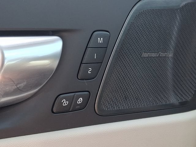 2024 Volvo XC60 Recharge Plug-In Hybrid T8 Plus Dark Theme