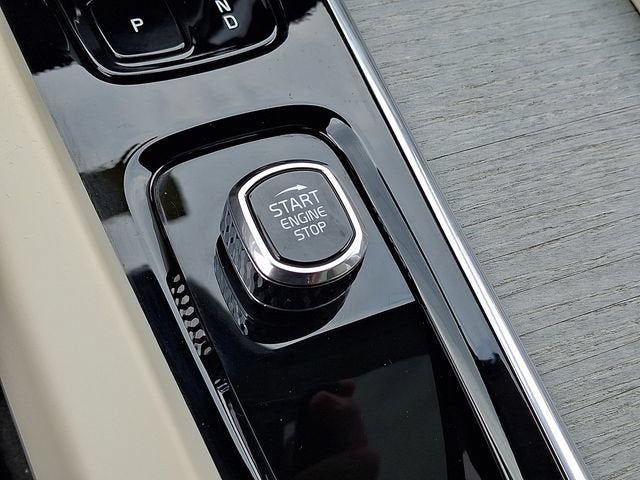 2024 Volvo XC60 Recharge Plug-In Hybrid T8 Plus Dark Theme