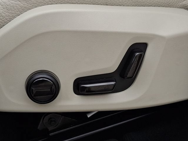 2024 Volvo XC60 Recharge Plug-In Hybrid T8 Plus Dark Theme