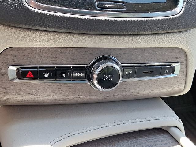 2023 Volvo XC90 B5 Plus