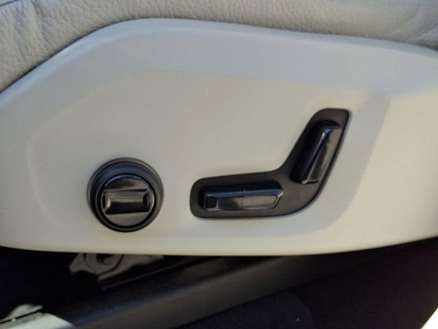 2023 Volvo XC90 B5 Plus