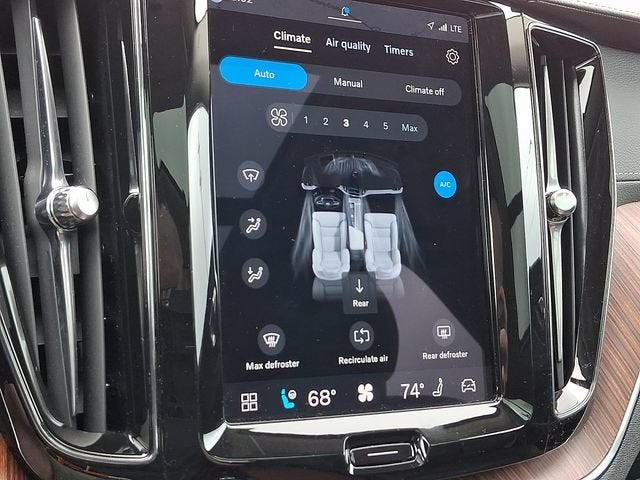 2023 Volvo XC60 B5 Ultimate Bright Theme