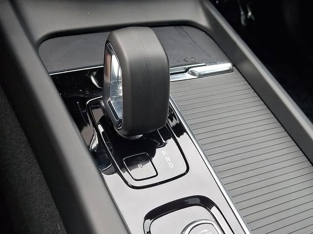 2024 Volvo XC60 Core Dark Theme