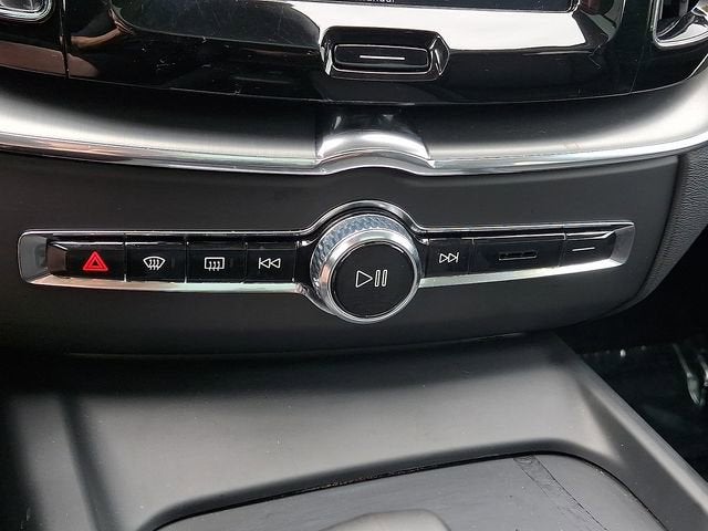 2024 Volvo XC60 Core Dark Theme