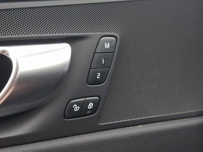 2024 Volvo XC60 Core Dark Theme