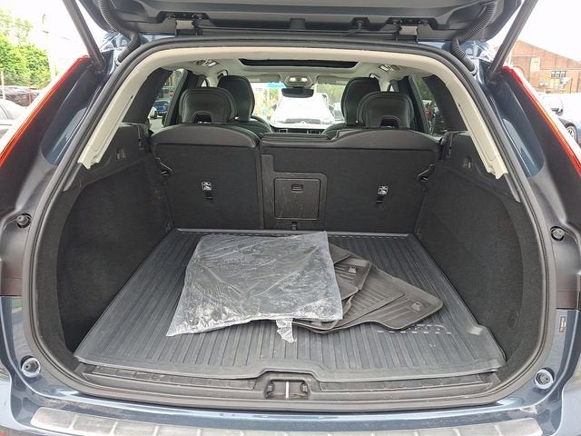 2024 Volvo XC60 Core Dark Theme
