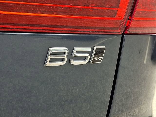 2024 Volvo XC60 Core Dark Theme