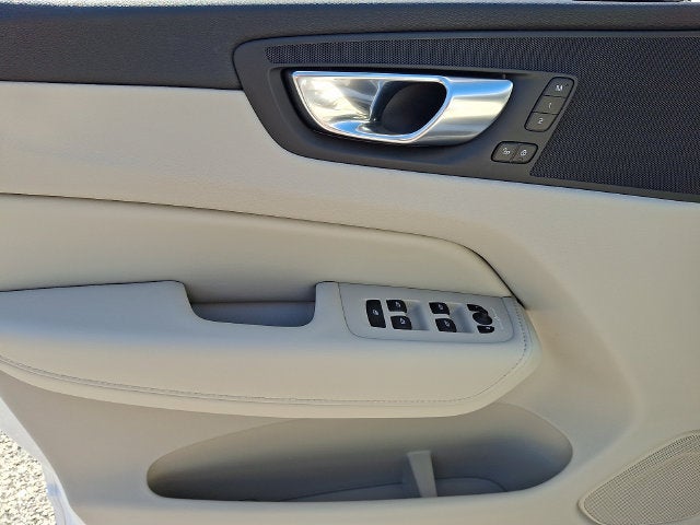 2024 Volvo XC60 Core Dark Theme