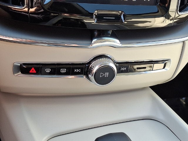 2024 Volvo XC60 Core Dark Theme