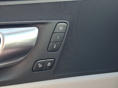 2024 Volvo XC60 Core Dark Theme