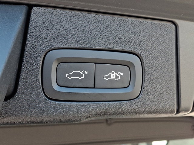 2024 Volvo XC60 Core Dark Theme