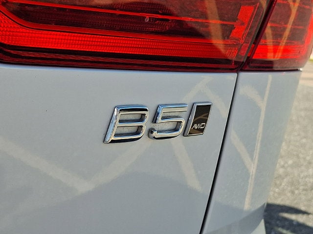 2024 Volvo XC60 Core Dark Theme