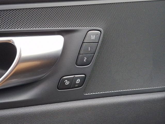 2024 Volvo XC60 Core Dark Theme