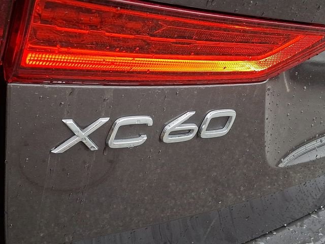 2024 Volvo XC60 Core Dark Theme