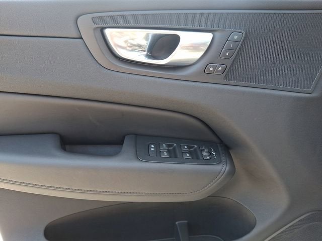 2024 Volvo XC60 Plus Dark Theme