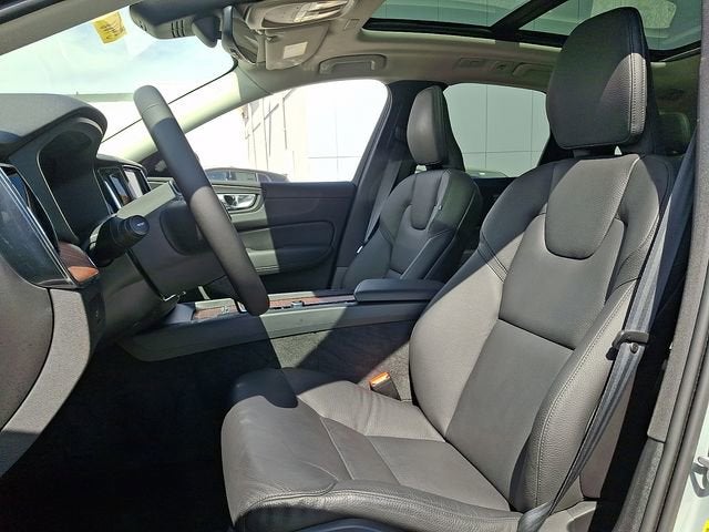 2024 Volvo XC60 Plus Dark Theme