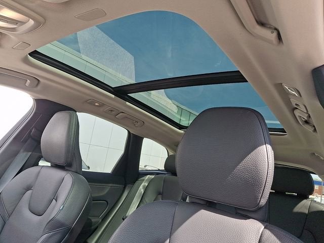 2024 Volvo XC60 Plus Dark Theme