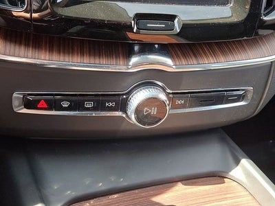 2024 Volvo XC60 Plus Dark Theme