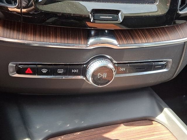 2024 Volvo XC60 Plus Dark Theme