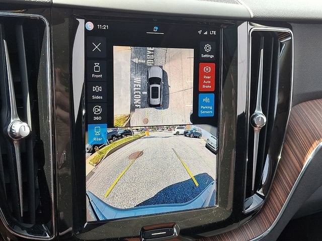 2024 Volvo XC60 Plus Dark Theme