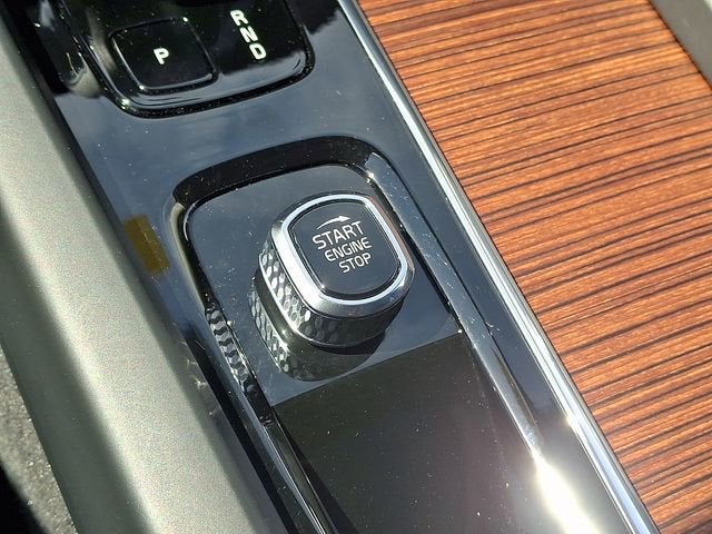 2024 Volvo XC60 Plus Dark Theme