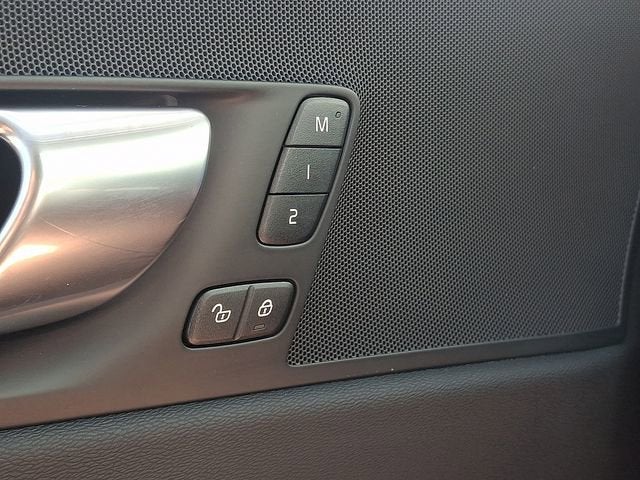 2024 Volvo XC60 Plus Dark Theme