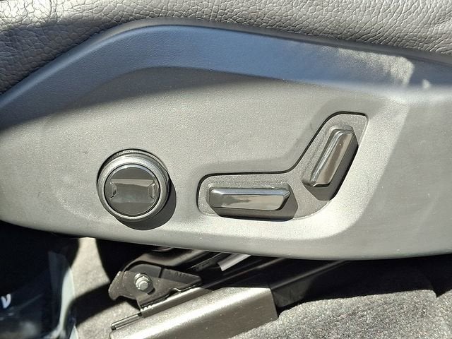 2024 Volvo XC60 Plus Dark Theme