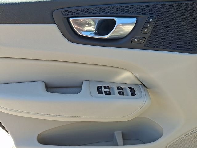 2023 Volvo XC60 Plus Bright Theme