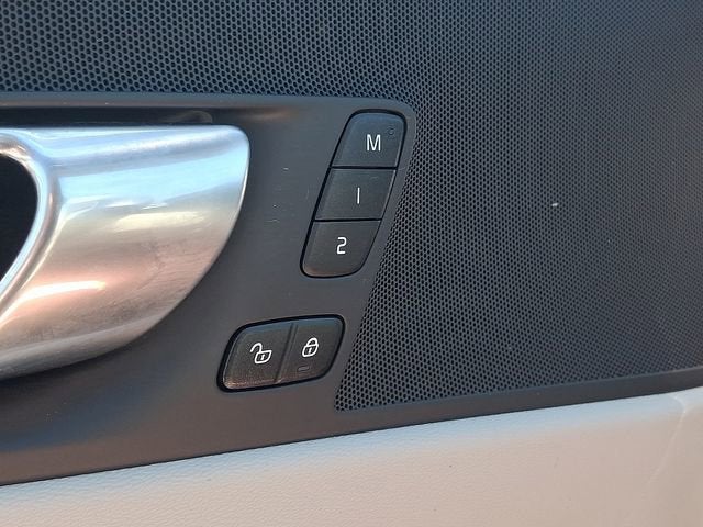 2023 Volvo XC60 Plus Bright Theme