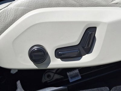 2023 Volvo XC60 Plus Bright Theme