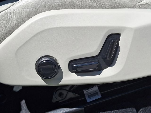 2023 Volvo XC60 Plus Bright Theme