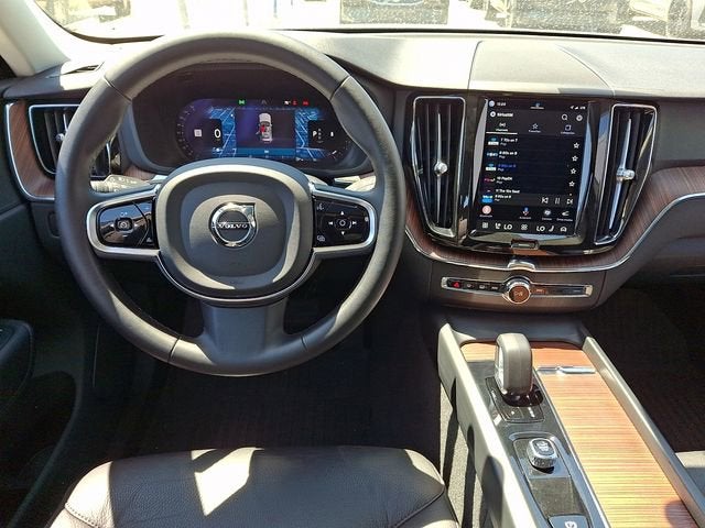 2023 Volvo XC60 Plus Bright Theme