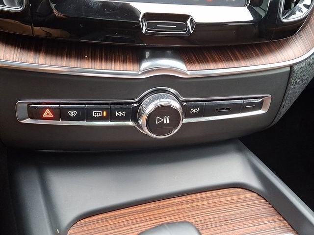 2023 Volvo XC60 Plus Bright Theme