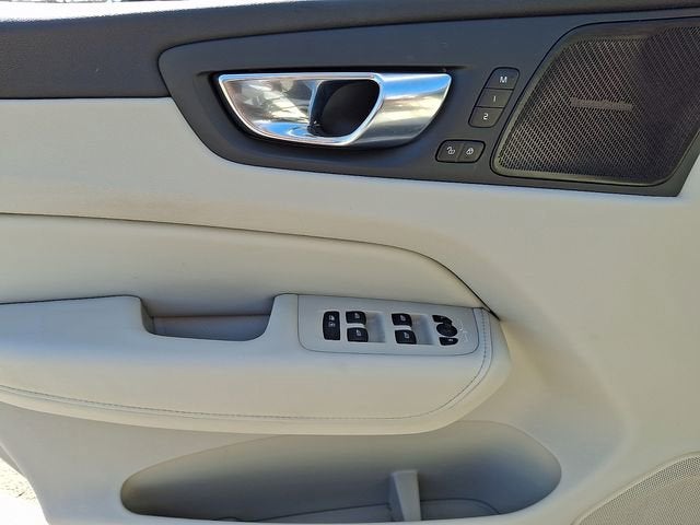 2023 Volvo XC60 Plus Bright Theme