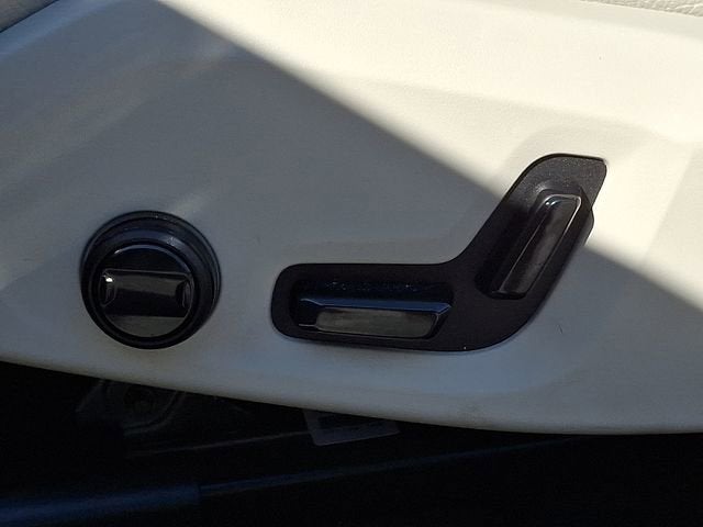 2023 Volvo XC60 Plus Bright Theme