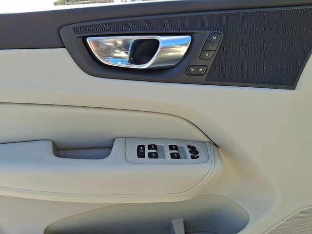 2023 Volvo XC60 Plus Dark Theme