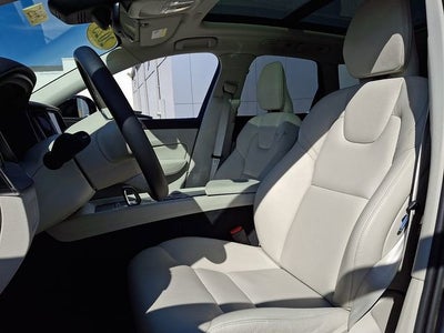 2023 Volvo XC60 Plus Dark Theme