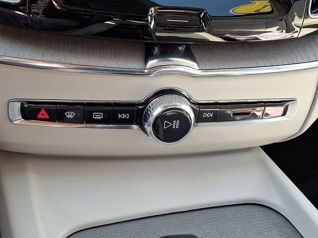 2023 Volvo XC60 Plus Dark Theme