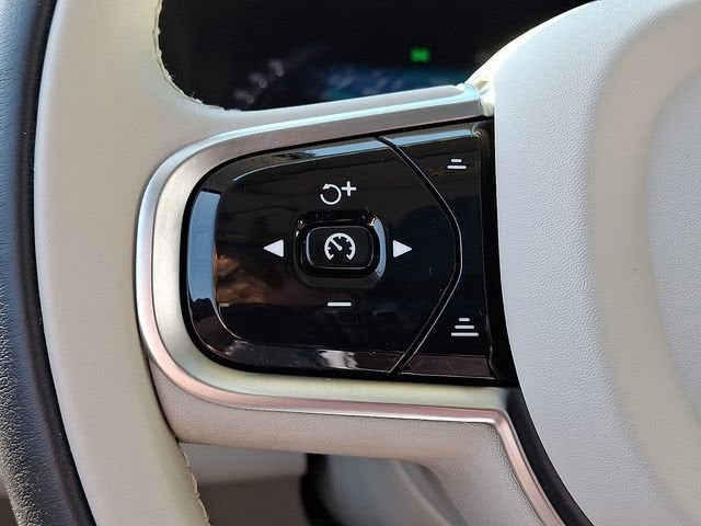 2023 Volvo XC60 Plus Dark Theme