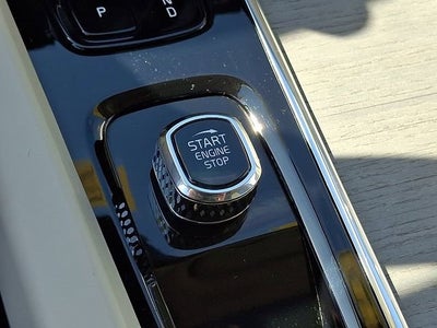 2023 Volvo XC60 Plus Dark Theme