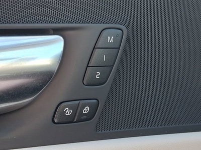 2023 Volvo XC60 Plus Dark Theme