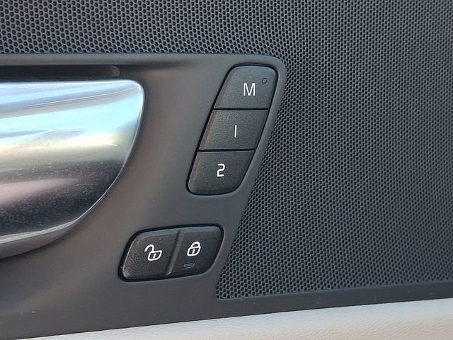 2023 Volvo XC60 Plus Dark Theme