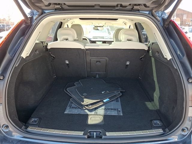 2023 Volvo XC60 Plus Dark Theme