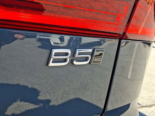 2023 Volvo XC60 Plus Dark Theme