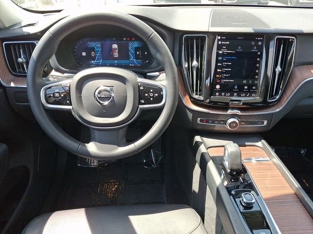 2023 Volvo XC60 Plus Dark Theme