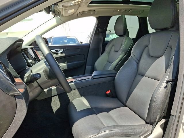 2023 Volvo XC60 Plus Dark Theme