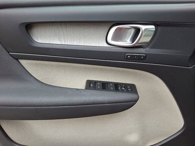 2023 Volvo XC40 Plus Bright Theme