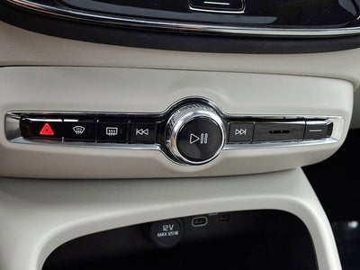 2023 Volvo XC40 Plus Bright Theme